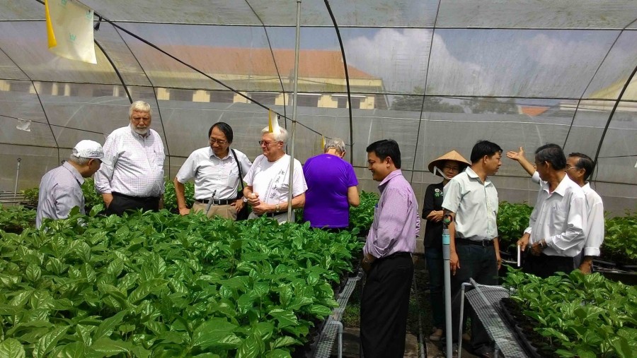 Đoàn Chuyên gia nước ngoài thăm Viện Cây ăn quả miền Nam