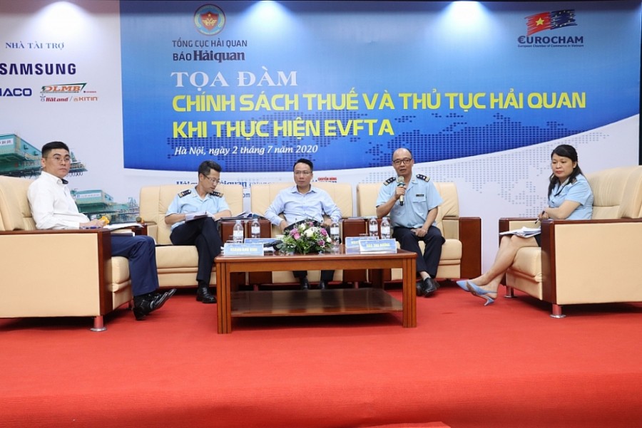Các diễn giả trao đổi tại buổi tọa đàm "Chính sách thuế và thủ tục hải quan khi thực hiện EVFTA". Ảnh: Thái Bình