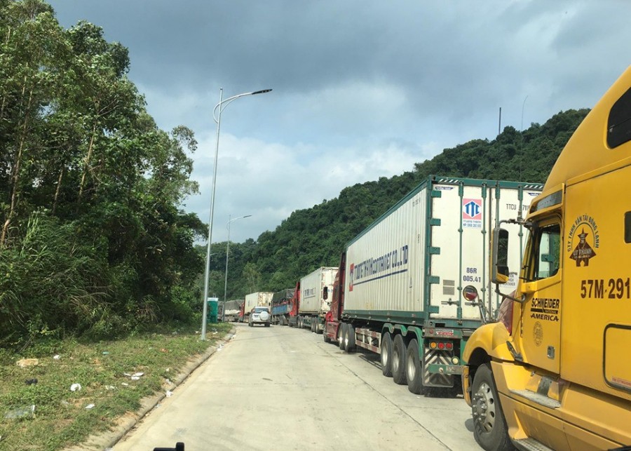 Ùn tắc trên cửa khẩu kéo dài do việc kiểm soát dịch bệnh chặt chẽ - Ảnh: N.K