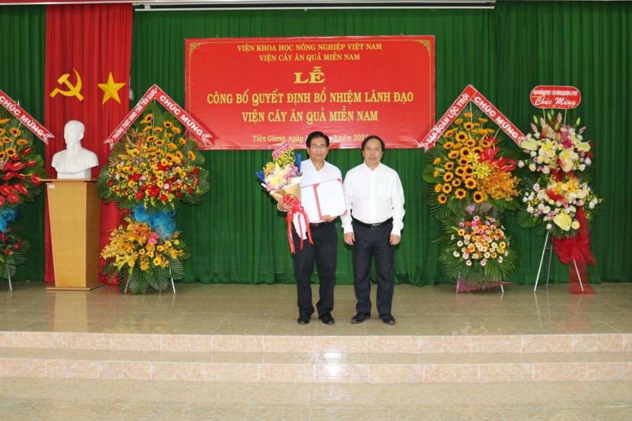 GS.TS. Nguyễn Hồng Sơn, Bí thư Đảng ủy, Giám đốc Viện Khoa học Nông nghiệp Việt Nam trao Quyết định bổ nhiệm Viện trưởng Viện CAQMN cho TS. Võ Hữu Thoại