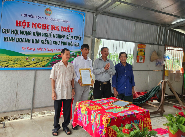 Viện Cây ăn quả miền Nam đồng hành cùng Chi hội nông dân nghề nghiệp sản xuất, kinh doanh hoa kiểng Khu phố Hội Gia