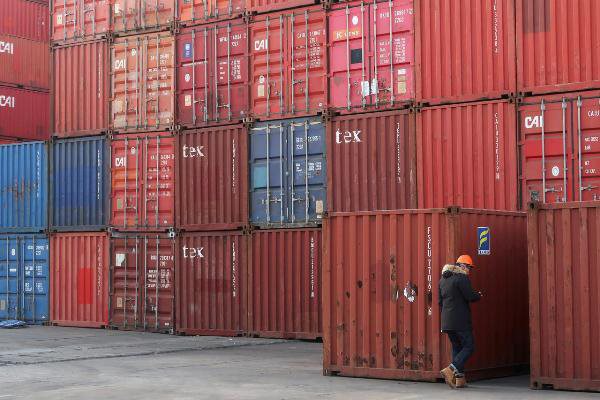 Một kho cảng container ở cảng Thiên Tân, Trung Quốc. Ảnh: Reuters