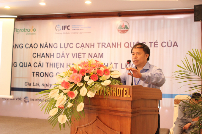 GS.TS Nguyễn Hồng Sơn, Viện trưởng Viện Khoa học Nông nghiệp Việt Nam chỉ ra những vấn đề về chất lượng chanh dây cần cải thiện. Ảnh: Tuấn Anh.