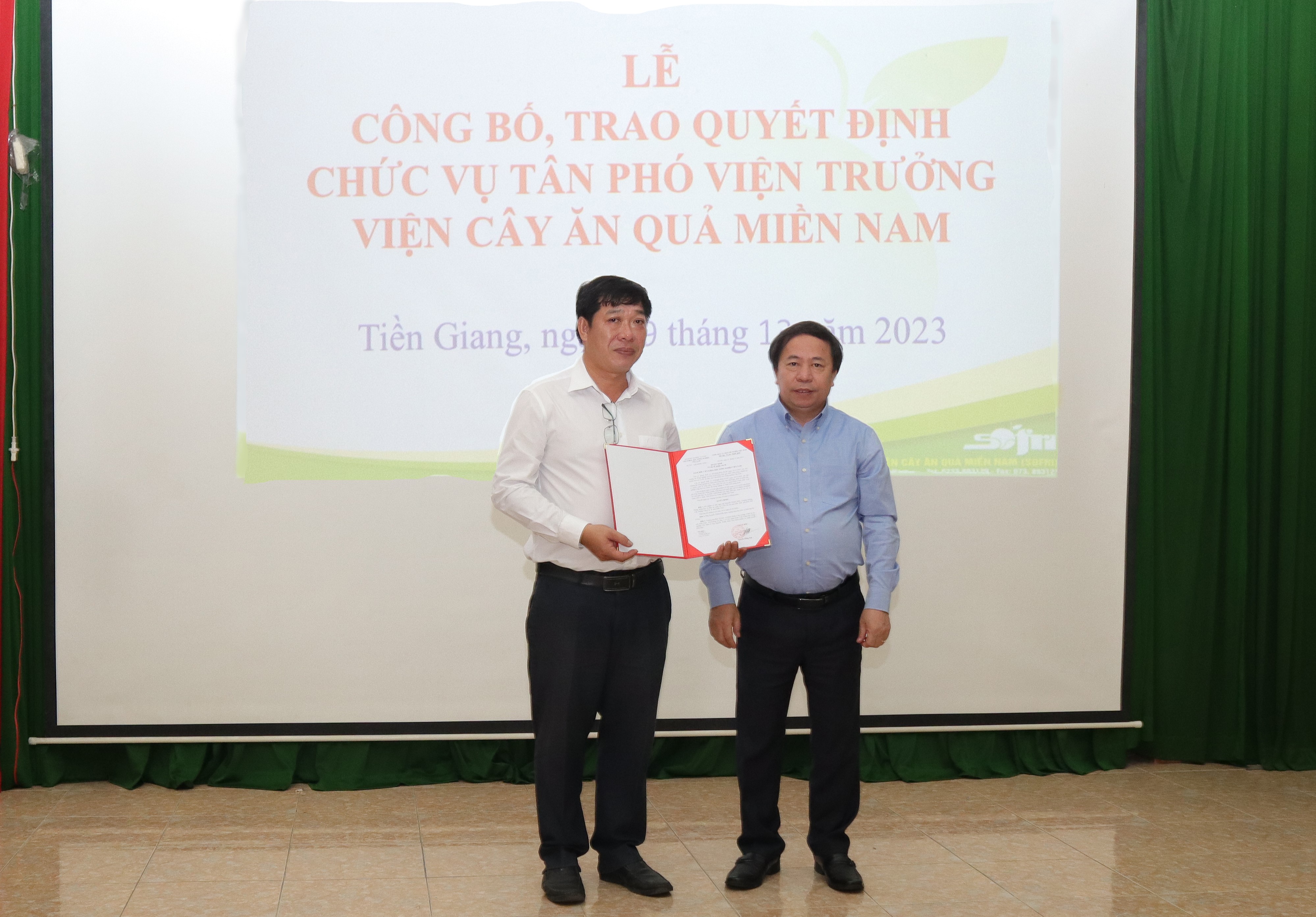 GS. TS. Nguyễn Hồng Sơn trao quyết định cho TS. Nguyễn Thành Hiếu