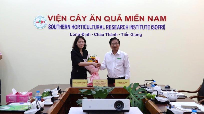 TS V.H.Thoại - VT SOFRI trao hoa chúc mừng cô Phương Anh- Tổng Giám đốc Công ty TNHH CBNS SAO MAI 